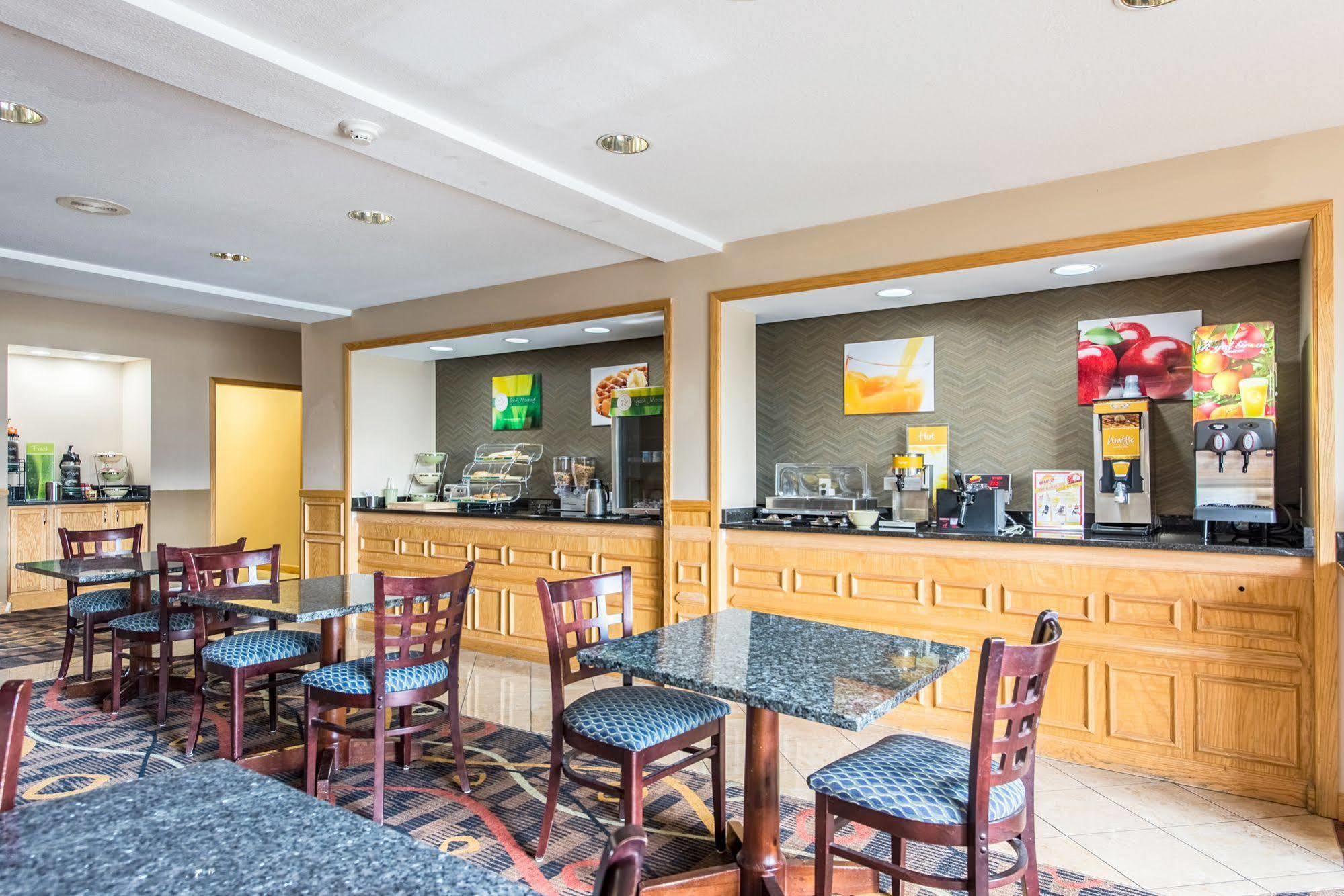 Cardinal Inn & Suites マンシー エクステリア 写真