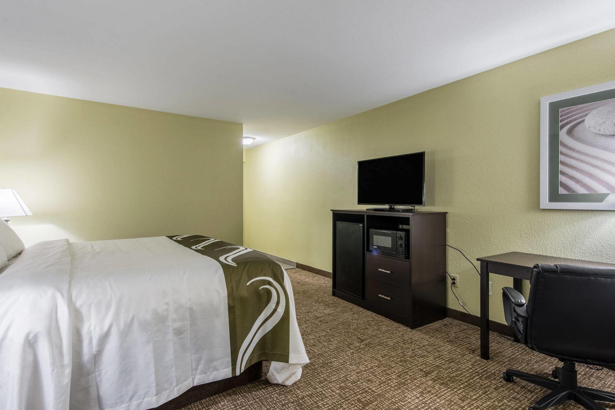 Cardinal Inn & Suites マンシー エクステリア 写真
