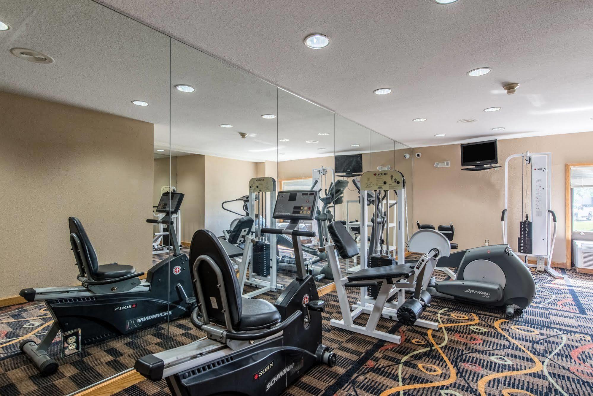 Cardinal Inn & Suites マンシー エクステリア 写真